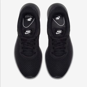 Black Nike Tanjun 7.5W
